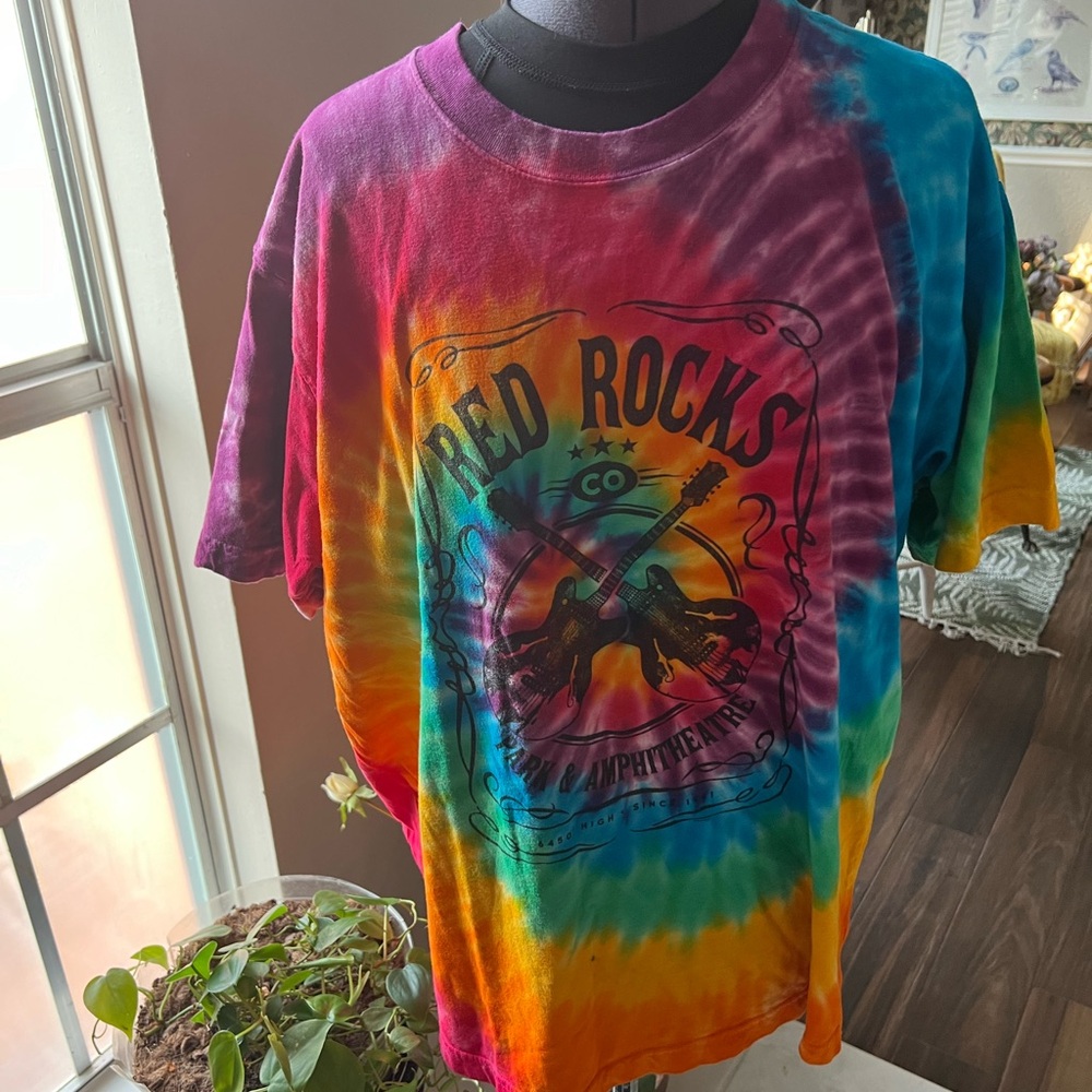 Red Rocks amphitheater T-shirt by art forms size L